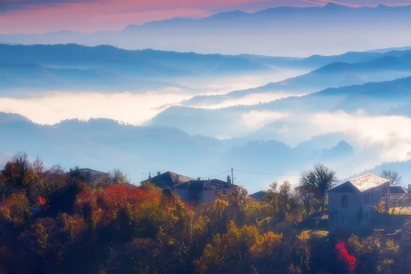 Paisaje de otoño temprano con niebla en Zagorochoria, Epiro Grecia — Foto de Stock