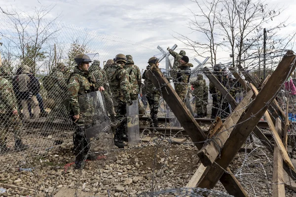 O exército de F.Y.R. da Macedônia continua a construção da cerca — Fotografia de Stock