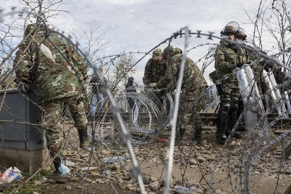 The army of F.Y.R. of Macedonia continues the fence construction — Stock Photo, Image