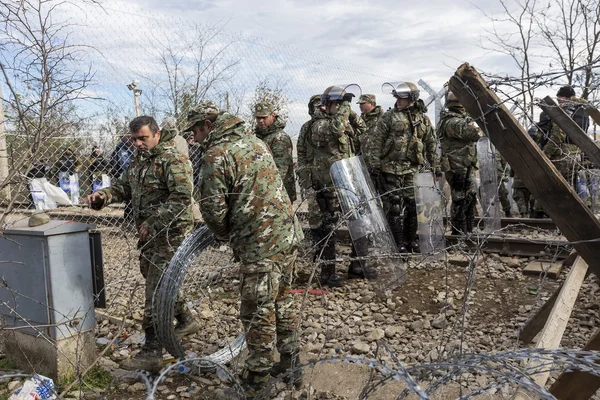 El ejército de la F.Y.R. de Macedonia continúa la construcción de la valla — Foto de Stock