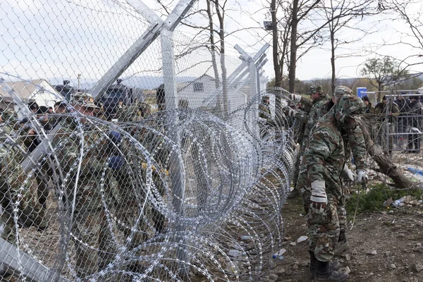 Armata F.Y.R. Macedonia continuă construcţia gardului — Fotografie, imagine de stoc