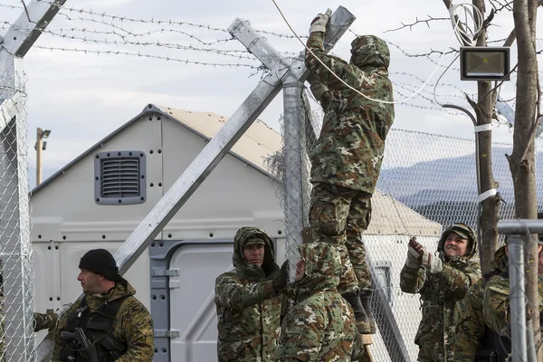 O exército de F.Y.R. da Macedônia continua a construção da cerca — Fotografia de Stock