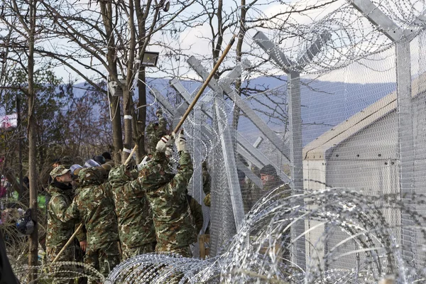 L'armée du F.Y.R. de Macédoine poursuit la construction de la clôture — Photo