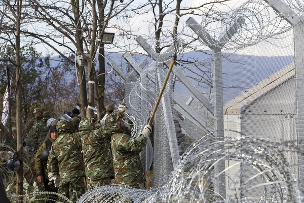 O exército de F.Y.R. da Macedônia continua a construção da cerca — Fotografia de Stock