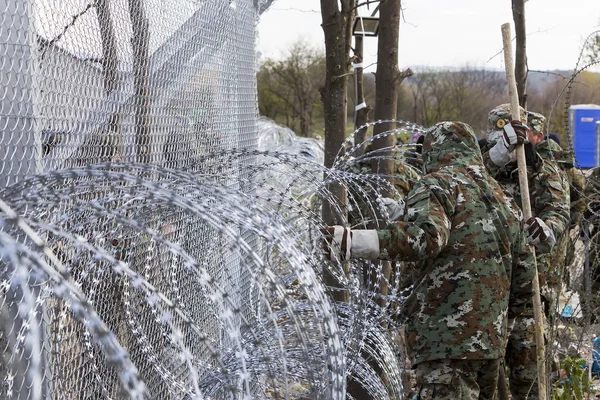 O exército de F.Y.R. da Macedônia continua a construção da cerca — Fotografia de Stock