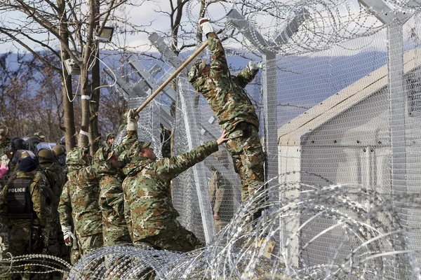 O exército de F.Y.R. da Macedônia continua a construção da cerca — Fotografia de Stock