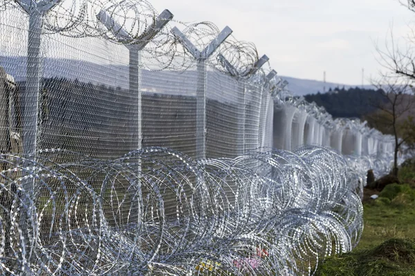 The army of F.Y.R. of Macedonia continues the fence construction — Stock Photo, Image