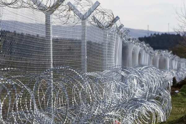 The army of F.Y.R. of Macedonia continues the fence construction — Stock Photo, Image