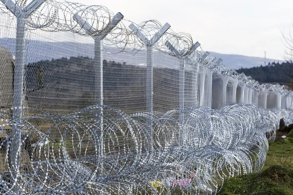 Армія «г» Македонія продовжує Будівництво паркану — стокове фото