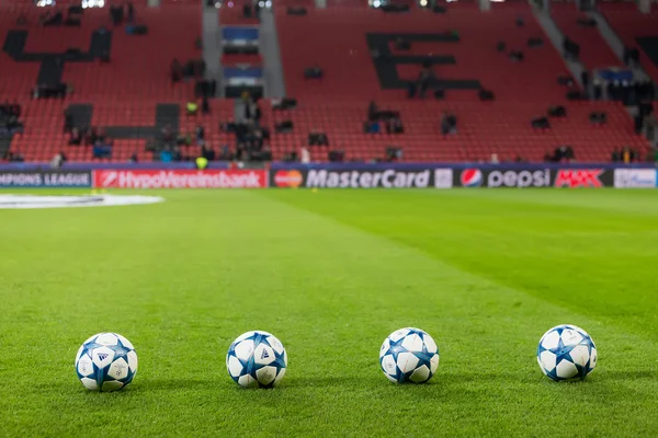 Champions League palloni da calcio in campo prima della partita di — Foto Stock