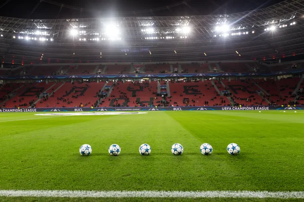 Champions League fotboll bollar i fältet innan matchen i — Stockfoto