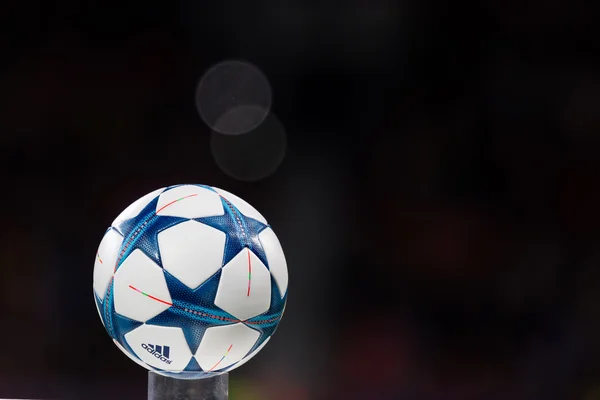 De bal van de Champions League op een voetstuk close-up tijdens t — Stockfoto