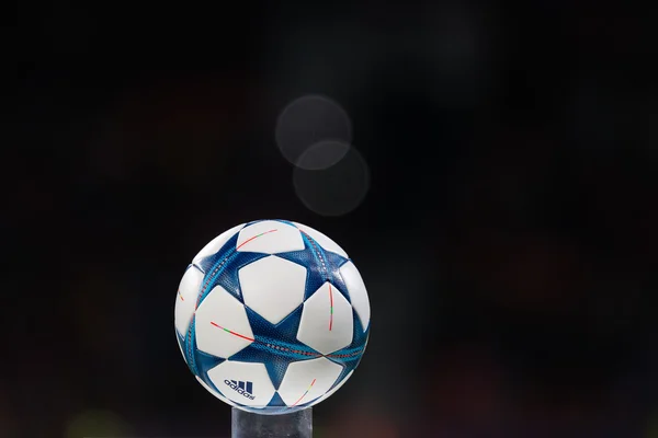 De bal van de Champions League op een voetstuk close-up tijdens t — Stockfoto