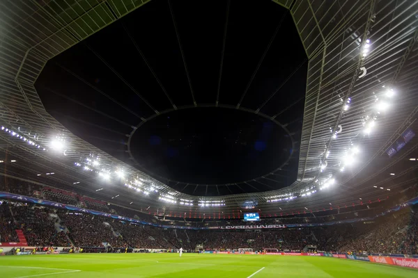 Innenansicht des vollen Bayarena-Stadions während des Uefa-Champs — Stockfoto