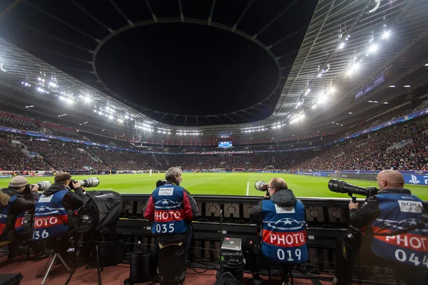 Média és a fotósok az Uefa Champions League játék során — Stock Fotó