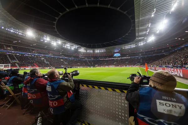 Medios de comunicación y fotógrafos durante la Liga de Campeones de la UEFA juego —  Fotos de Stock