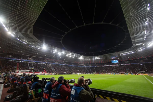 Medios de comunicación y fotógrafos durante la Liga de Campeones de la UEFA juego —  Fotos de Stock