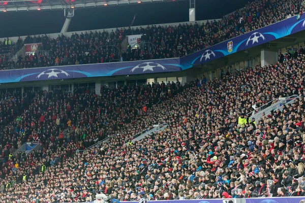 Fans de Bayer celebrando por su equipo durante el partido de la C — Foto de Stock