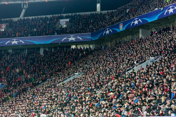 Fans de Bayer celebrando por su equipo durante el partido de la C —  Fotos de Stock