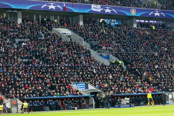 Fans de Bayer celebrando por su equipo durante el partido de la C — Foto de Stock