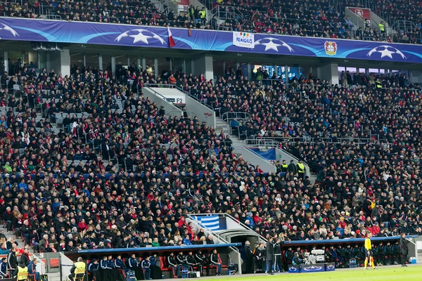 Fans de Bayer celebrando por su equipo durante el partido de la C — Foto de Stock