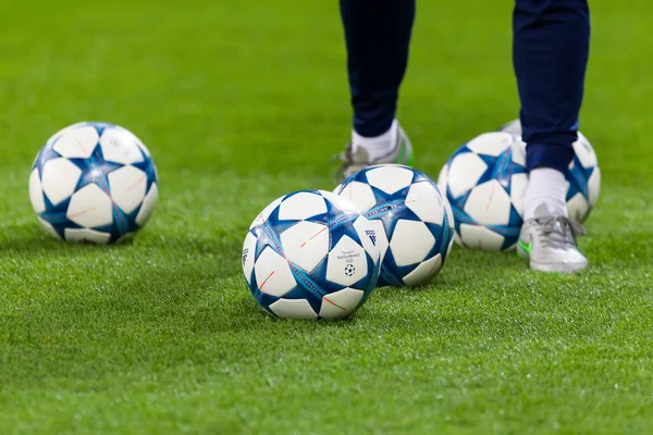 Champions League palloni da calcio in campo prima della partita di — Foto Stock