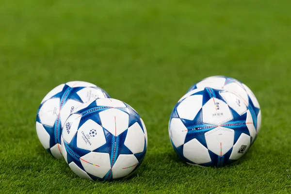 Champions League bolas de futebol no campo antes do jogo de — Fotografia de Stock