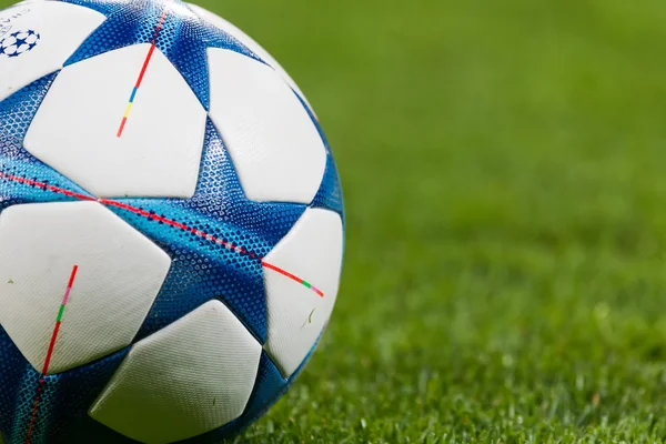 Футбольные мячи Лиги чемпионов в поле перед матчем — стоковое фото