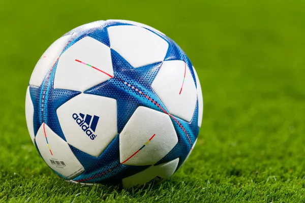 Champions League voetbal ballen in het veld voor de wedstrijd van — Stockfoto