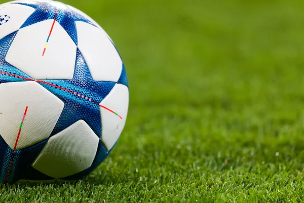 Champions League voetbal ballen in het veld voor de wedstrijd van — Stockfoto