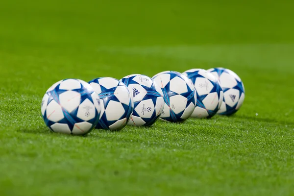 Bajnokok Ligája futball-labda a területen, mielőtt a mérkőzés — Stock Fotó