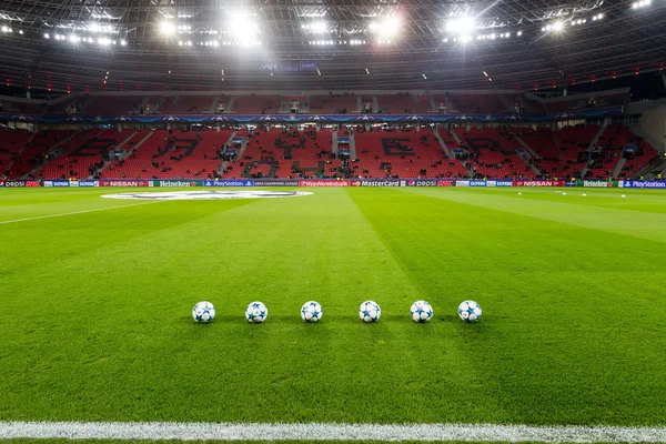 Champions League palloni da calcio in campo prima della partita di — Foto Stock