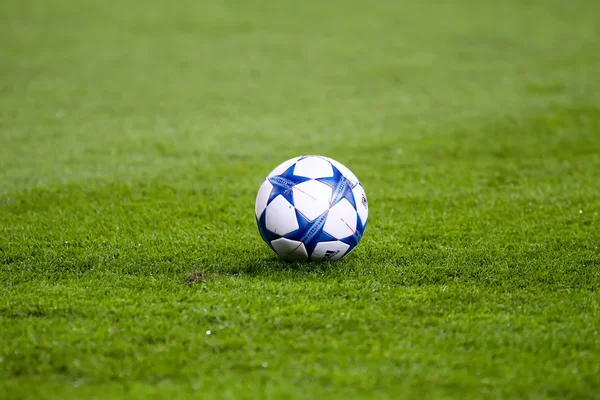 Champions League bolas de futebol no campo antes do jogo de — Fotografia de Stock