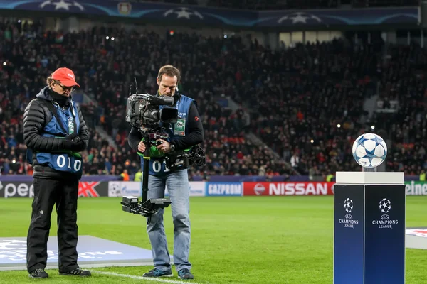 La pelota de la Liga de Campeones en un primer plano de pedestal durante t —  Fotos de Stock