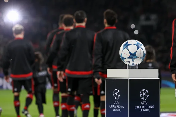 La pelota de la Liga de Campeones en un primer plano de pedestal durante t —  Fotos de Stock