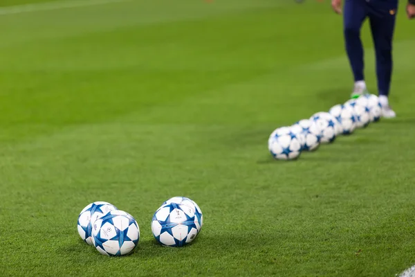 Champions League palloni da calcio in campo prima della partita di — Foto Stock