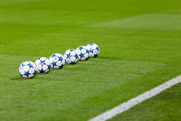 Bajnokok Ligája futball-labda a területen, mielőtt a mérkőzés — Stock Fotó