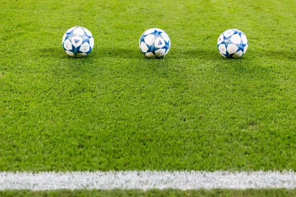 Champions League bolas de futebol no campo antes do jogo de — Fotografia de Stock