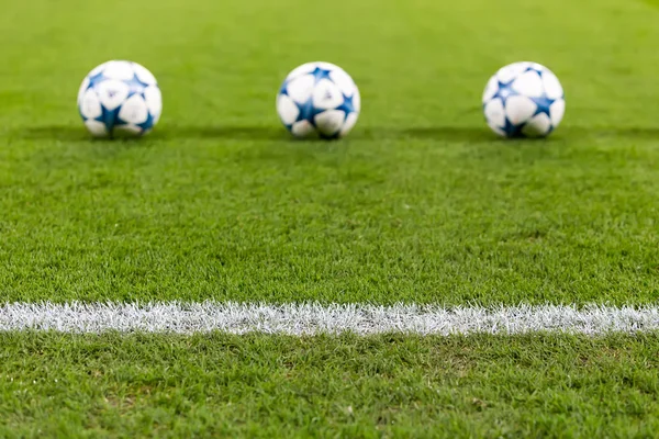 Liga de Campeones de balones de fútbol en el campo antes del partido de — Foto de Stock