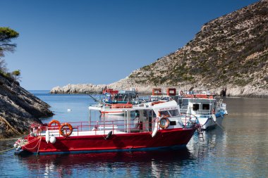 Balıkçı teknesi, mavi mağaralar Zakynthos Island, Yunanistan. 