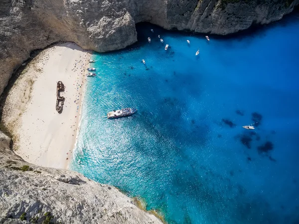 Vista de Navagio (naufrágio) Praia em Zakynthos, Navagio Beach é — Fotografia de Stock