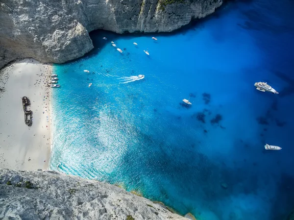 Vista de Navagio (naufrágio) Praia em Zakynthos, Navagio Beach é — Fotografia de Stock