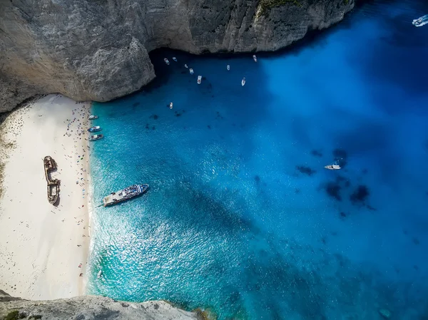 Vista de la playa de Navagio (naufragio) en Zakynthos, Navagio Beach es —  Fotos de Stock