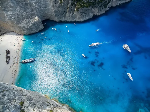 Vista de Navagio (naufrágio) Praia em Zakynthos, Navagio Beach é — Fotografia de Stock