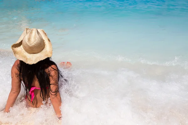 Junge schöne Frau entspannt sich am Strand. Rückansicht — Stockfoto