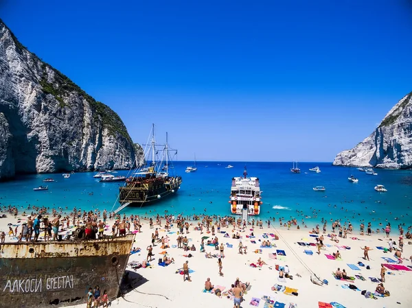 Vista de Navagio (naufrágio) Praia em Zakynthos, Navagio Beach é — Fotografia de Stock