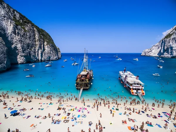 Blick auf den Strand von navagio (Schiffswrack) in Zakynthos, der Strand von navagio ist — Stockfoto