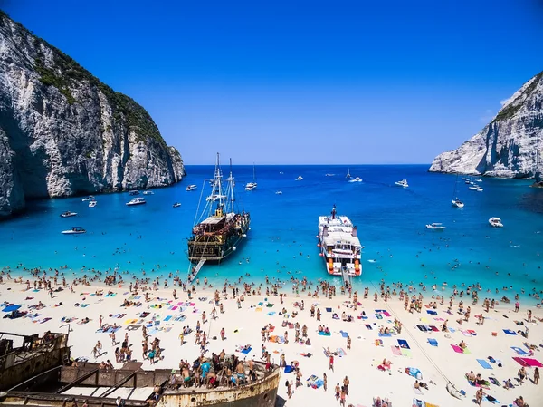 Vista de la playa de Navagio (naufragio) en Zakynthos, Navagio Beach es —  Fotos de Stock