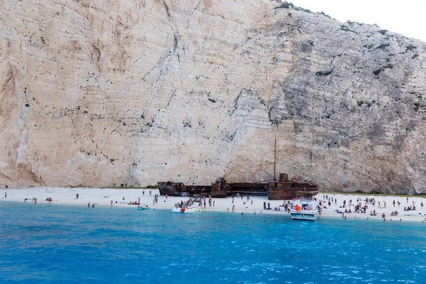 Vista de Navagio (naufrágio) Praia em Zakynthos, Navagio Beach é — Fotografia de Stock