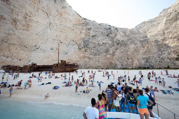 Vista de Navagio (naufrágio) Praia em Zakynthos, Navagio Beach é — Fotografia de Stock